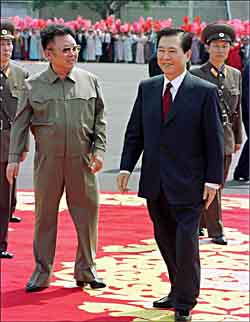 역사적인 남북정상회담을 위해 2000년 6월 13일 오전 평양 순안공항에 도착한 김대중 대통령과 영접나온 김정일 국방위원장이 사열대로 향하고 있다.